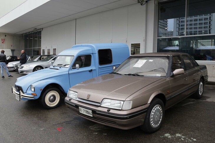 1988年式「ローバー820スターリング」。走行わずか3万kmで、元オーナーはイタリアの著名な歌手マリオ・ビオンディという。7900ユーロ（約130万円）。