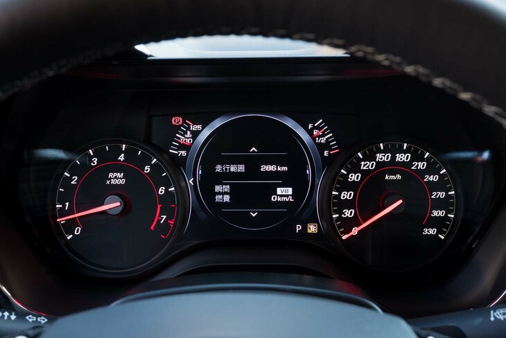 8インチ・フル液晶のドライバーインフォメーションディスプレイ。車速や燃費、走行距離などの走行情報に加え、ラップタイム、Ｇフォース、タイヤ空気圧、パワートレインの作動温度などを確認できる。