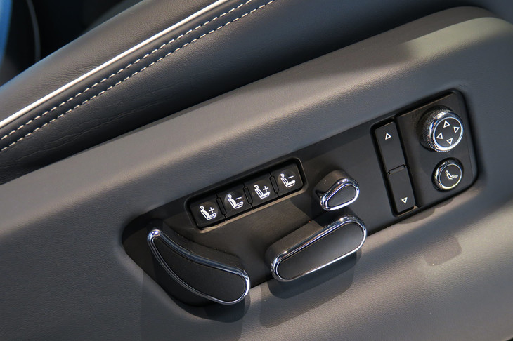 ベントレー・ベンテイガ ハイブリッド（パワーシートのスイッチパネル）