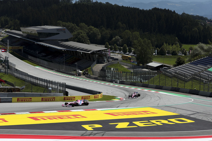 マクラーレンと並ぶ中団勢のトップランナーがレーシングポイントだ。雨の予選でセルジオ・ペレス（写真後ろ）が17位と沈むも、ドライとなったレースでは次々と前車をオーバーテイクし5位まで挽回。4位アルボンに1秒以下まで迫ったが接触してフロントウイングを壊してしまい、最終周にノリスにかわされ結果6位。ランス・ストロール（同前）は13番グリッドから7位入賞。（Photo=Racing Point）