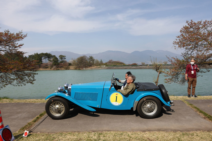 PC競技を開始する1939年「HRG」。かなたに望むのは浅間連峰。