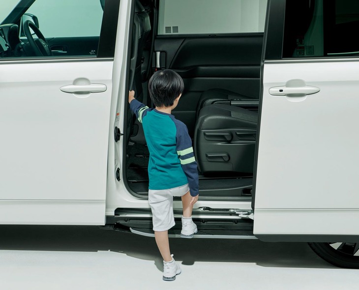 「ノア／ヴォクシー」のパワースライドドア装着車には、ドアの開閉に合わせてドア下部からステップが展開・格納される「ユニバーサルステップ」（助手席側）が備わる。モーターのような電動装置を一切使わず、フックやレバーなどの“からくり”だけで動作する、つまりローコストで壊れにくい点も長所とされている。