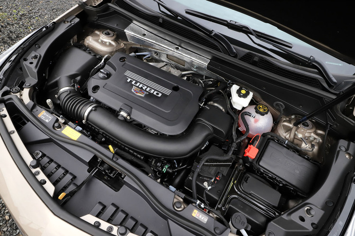 「XT4」のボディーを軽快に走らせる、パワフルな2リッター直噴ターボエンジン。気筒休止機構を搭載するなど、省燃費性も追求したものとなっている。