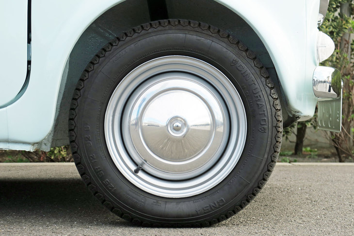 足まわりは、前がシングルウイッシュボーン、後ろがダイアゴナルスイングアクスルのサスペンションも、前後ドラム式のブレーキもベース車と共通。ていねいな運転を心がけよう。