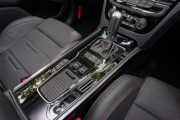 トランスミッションは6段AT。アイシン・エィ・ダブリュ製のAWF6F45と呼ばれるユニットが搭載されている。