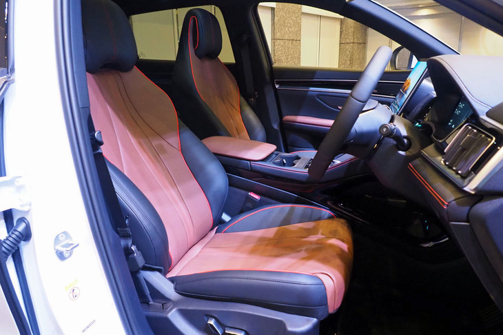 フロントシートには、ヒーターとベンチレーション機能が備わる。