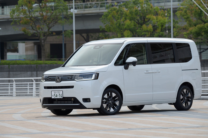 従来モデルよりひとまわりサイズが拡大した「ステップワゴン」。カクカクとした、フロントセクションが明確に突き出た2ボックスのスタイリングは、どこか初代や2代目をほうふつとさせる。（写真：向後一宏）