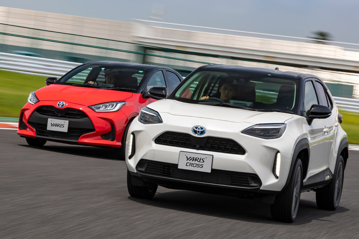 今回のテーマは、日本を代表する自動車メーカー、トヨタのカーデザインについてである。写真は国内最量販車種のひとつ（2つ？）の「ヤリス」（写真向かって左奥）と「ヤリス クロス」（同右手前）。