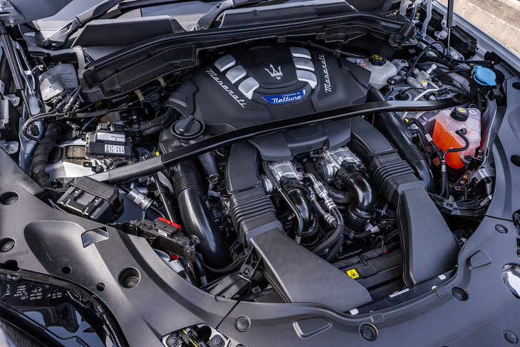 「グレカーレ トロフェオ」に搭載される「ネットゥーノ」は、最高出力530PS/6500rpm、最大トルク620N・m/3000-5500rpmという実力。オイルの潤滑方式は「MC20」がドライサンプ式を採用するのに対して、グレカーレではウエットサンプ式となる。