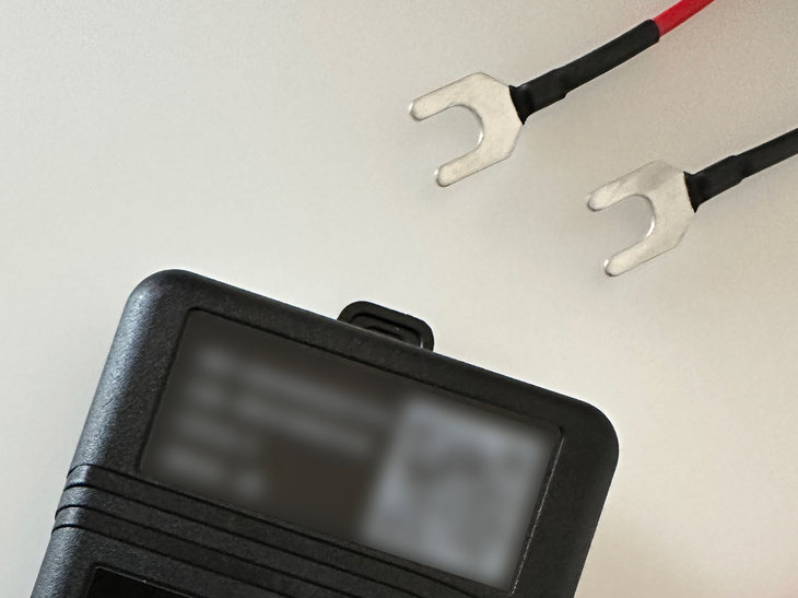 なんとOBDコネクター接続型ではなく、バッテリーの電極につなぐ方式だった。