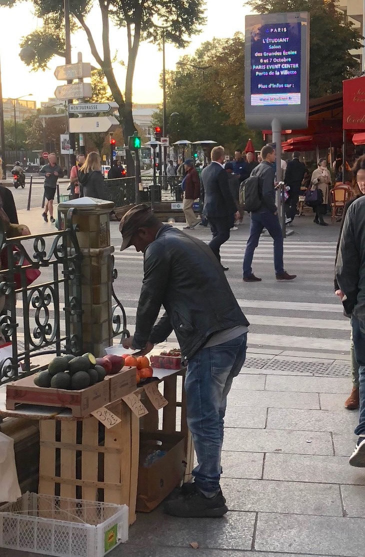 ショー会場最寄りの地下鉄駅出口で。夕方になると果物売りのおじさんが屋台を広げる。観察していると、意外にも帰宅客による需要がある。スーパーに寄ってレジ列に並ぶより明らかに手っ取り早いのである。