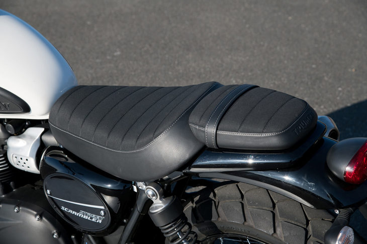 2ピースで構成される2人掛けのシート。クッションが従来比で10mm厚くなるなど、マイナーチェンジを機に快適性の向上が図られた。シート高は790mmと、オフロードも守備範囲とするモデルにしては控えめ。