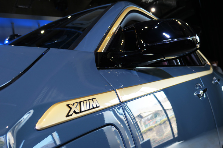 ガラスエリアを一周するゴールドのモールディング。　
	清水「これがさ、ちょっとくすんでいて渋いというか、絶妙なさじ加減なんだよ」　
	ほった「いや、もうそういう次元の話じゃないですよ」