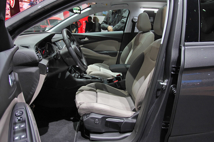 オペル・グランドランドX（フロントシート）