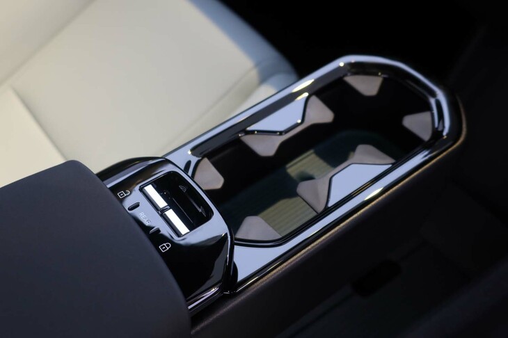 ボルボEX30ウルトラ シングルモーター エクステンデッドレンジ（収納式カップホルダー）