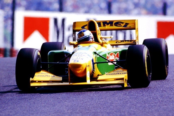 ミハエル・シューマッハーの加入とともに強さを発揮し始めたベネトンは、アパレル会社がトールマン（セナがF1デビューを果たしたチームである）を買収して作ったレーシングチームだった。写真は1993年シーズンに投入された、ミハエル・シューマッハーの「ベネトンB193」。