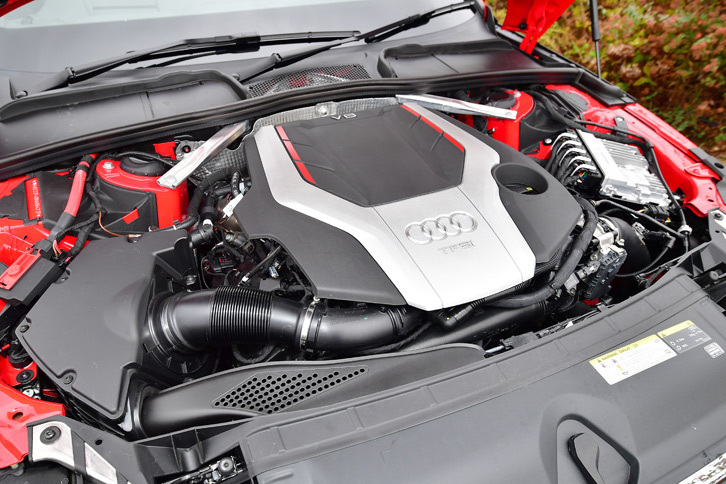 「S4」の3リッターV6 DOHC 24バルブ ターボエンジンは最高出力354ps、最大トルク51.0kgmを発生する。