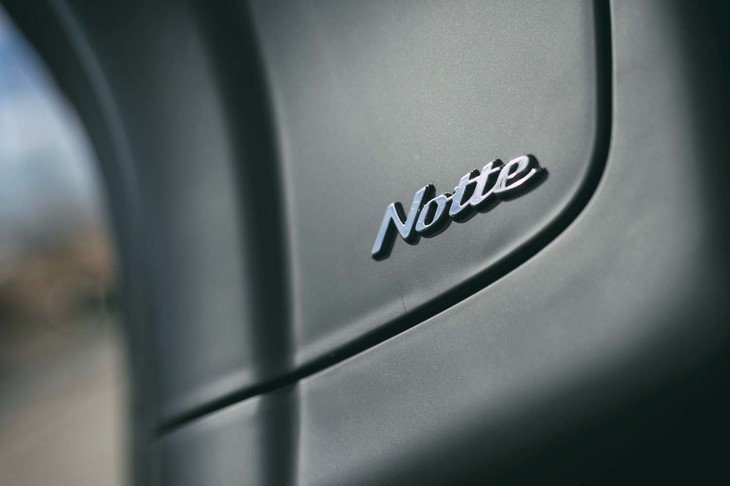 黒基調のカラーリングが特徴の「スプリント150ノッテ」。マットブラックのボディーカラーにクロームのエンブレムが映える。