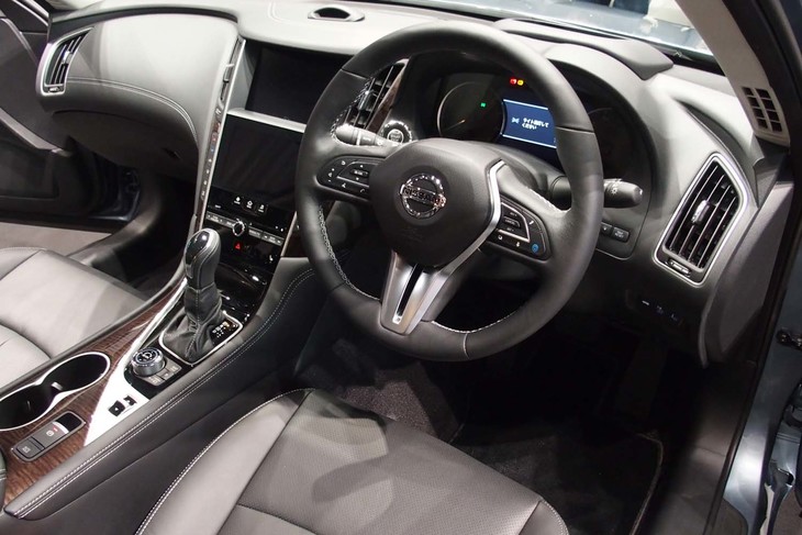 「ハイブリッド」モデルのインテリア。基本デザインは従来型を踏襲している。