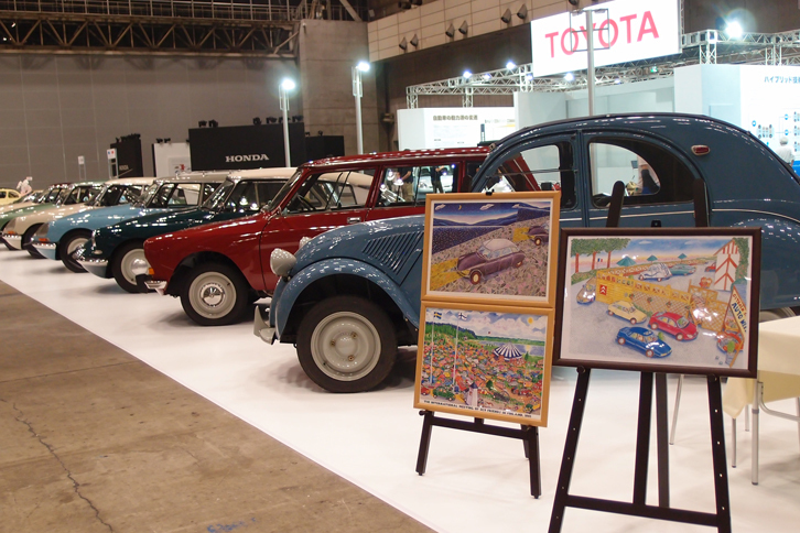 すてきなイラストとともに、さまざまなシトロエンが整列。アウトニーズのブース。