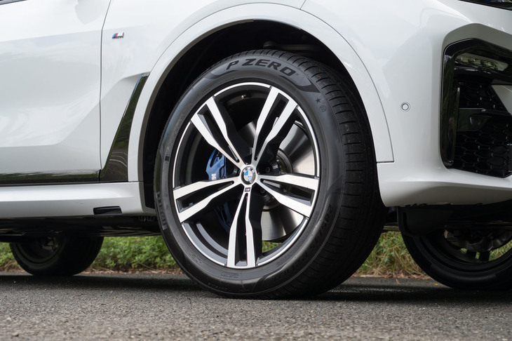 タイヤサイズは285/45R21が標準。オプションで前：275/40R22、後ろ：315/35R22という前後異径サイズも用意されている。