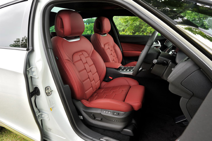 セミアニリンレザーのクラブレザーシート。運転席と助手席にはシートヒーターが装備される。