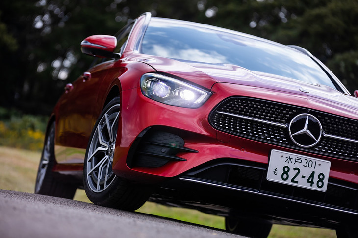 「セダン」と同じく、フロントフェイスが変更された「ステーションワゴン」。下辺が長い台形のグリルや“くの字型”のデイタイムランニングランプは、2017年12月に登場した「CLS」で初採用された意匠で、新世代メルセデスのデザインベースになっている。