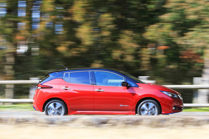 車両重量の増加と低重心化により、「e＋」は標準車よりフラットで落ち着いた走りを実現した。