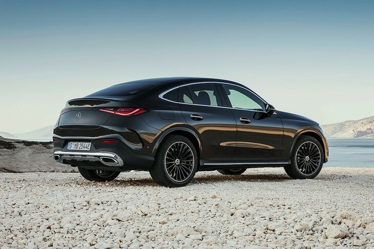 メルセデス・ベンツGLCクーペ：メルセデスはすでに2022年に「GLC」をリニューアルしており、ミッドサイズSUVのクーペバージョンがそれに続くことになる。外観はSUVに似ているが、リアライトのグラフィックなどいくつかのディテールが新しい。電動化エンジンは通常のGLCから採用され、6気筒ディーゼルとAMGバージョンも続く。