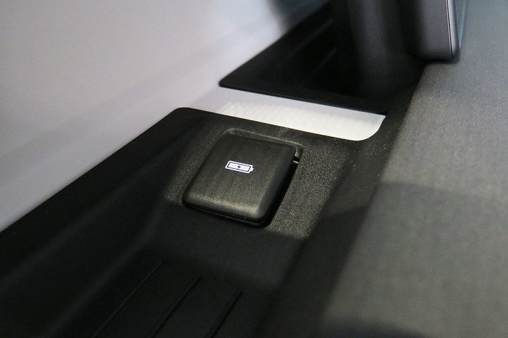 ランドローバー・ディフェンダー110 アドベンチャーパック装着車（助手席側ダッシュトレーのアクセサリーソケット）