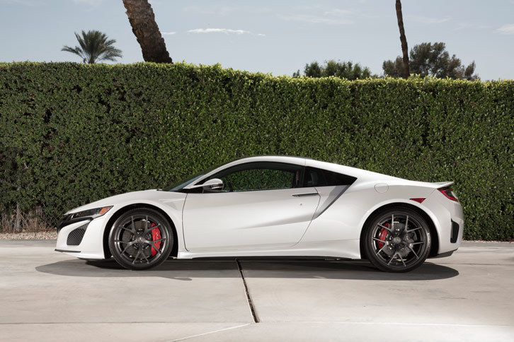 エンジンをミドシップ搭載する「NSX」。前後重量配分は前：後ろ＝42：58となっている。