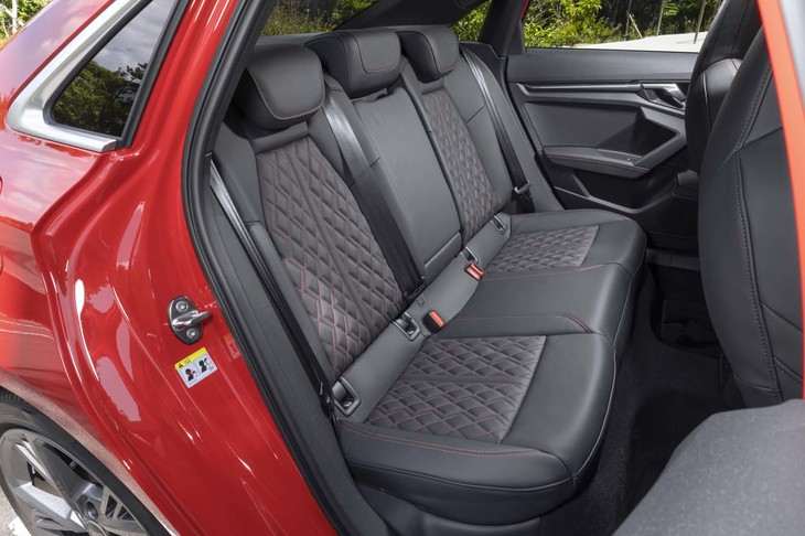 リアシートは4：2：4分割の可倒機構を備えている。