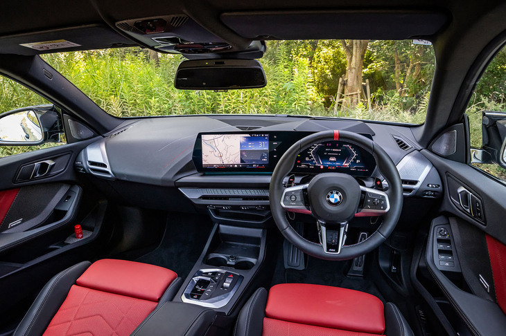 メーターパネルとコントロールディスプレイを一体化した横長の「カーブドディスプレイ」が置かれたインストゥルメントパネルは、BMWでおなじみのデザイン。前席まわりの基本的なレイアウトや装備は「1シリーズ」に準じたものになっている。