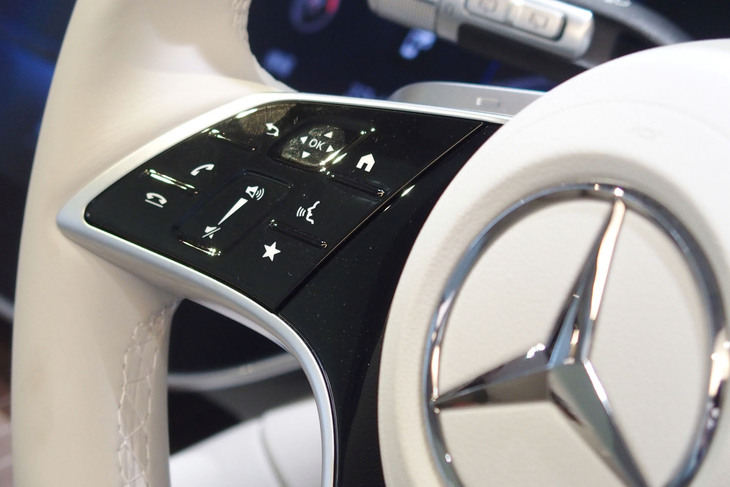 メルセデス・ベンツEQS580 4MATIC SUVスポーツ（ステアリングスイッチ）