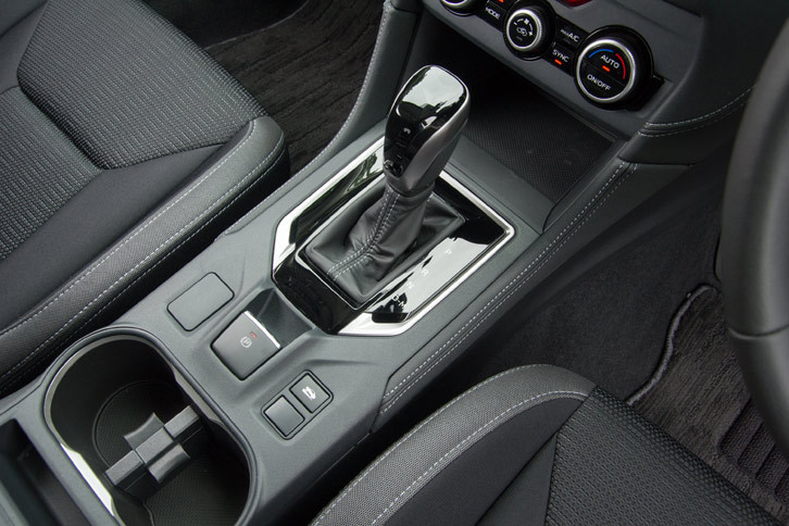 トランスミッションはチェーン式CVTの「リニアトロニック」。従来モデルのものより、静粛性の向上や軽量化などが図られている。また、アクセルを踏み込むとステップ変速モードに切り替わる。