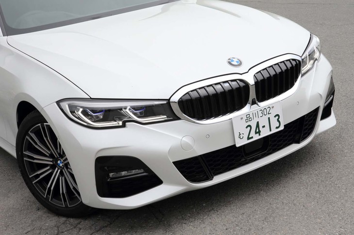 これまで2つに分割されていたキドニーグリルは、新世代のデザインコンセプトを用いた1つのフレームで縁取られる形状に変更されている。