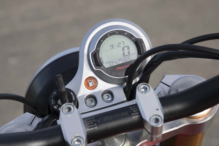 メーターは小ぶりな液晶タイプ。エンジン回転計の内側に速度や走行距離、時刻などが表示される。