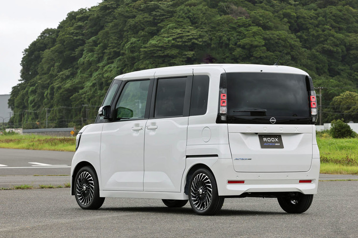 日産モータースポーツ＆カスタマイズの手になる専用アイテムを内外装に用いた「ルークスAUTECH LINE（オーテックライン） 」（写真）もラインナップ。