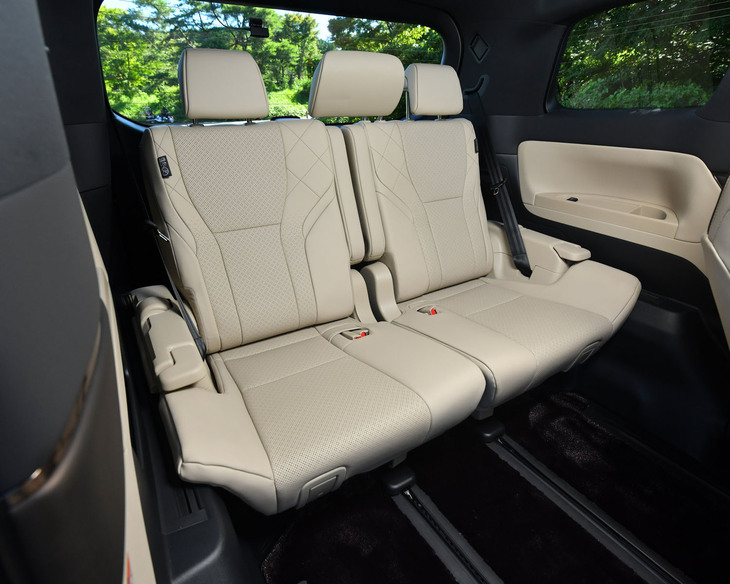座面の両サイドがはね上がり、包み込まれるようなサードシートは、3列SUVには望めない装備。カップホルダーやUSBなどの用意も抜かりない。