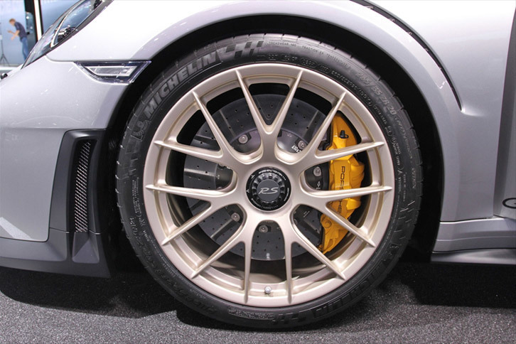 ポルシェ911 GT2 RS（タイヤとホイール）