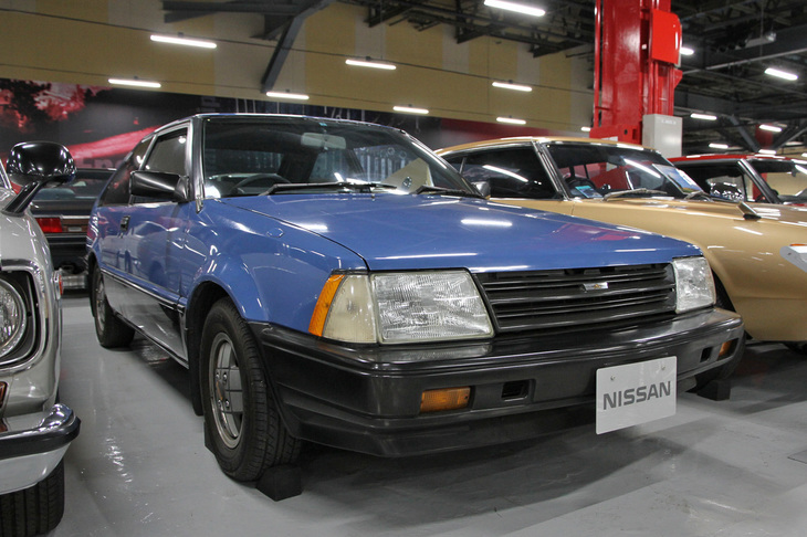1981年「日産オースターJXハッチバック1800GT-EX」。1977年に2代目「バイオレット」の双子車として誕生したオースター（当初は「バイオレット オースター」と名乗っていた）。1981年に「JX」のサブネームとともに登場した2代目は、日産の世界戦略車として開発された。駆動方式はFRからFFに転換されており、4ドアセダンとこの3ドアハッチバックが用意されていた。
