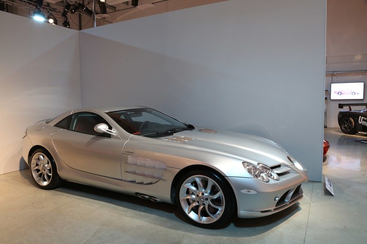 2003年「メルセデス・ベンツSLRマクラーレン」。V8フロントエンジンながらグラウンドエフェクトを採用している。この開発を終えてマレーは独立し、ゴードン・マレー・デザイン社を興した。