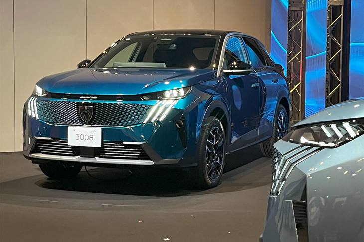 プジョー3008（フロントビュー）