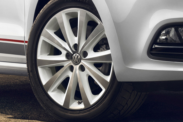 
	特別装備の16インチアルミホイール。ピュアホワイトのボディーにはホワイトのホイールが、フラッシュレッドのボディーにはブラックのホイールが組み合わされる。
	