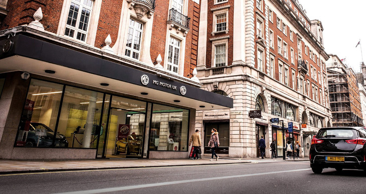 ロンドン・ピカデリーのMGショールーム。英国では中国メーカー傘下となってからも継続して販売されてきた。