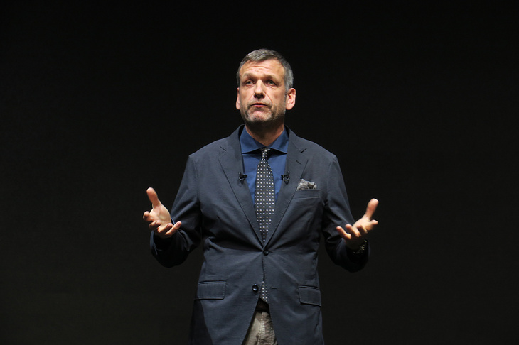 プレゼンテーションに登場したのは、トヨタ自動車 クルマ開発センター デザイン領域 統括部長のサイモン・ハンフリーズ氏。ハイブリッド車を「誰もが買いやすいエコカー」と述べ、電気自動車の普及が進む将来におけるハイブリッド車の存在意義を語った。