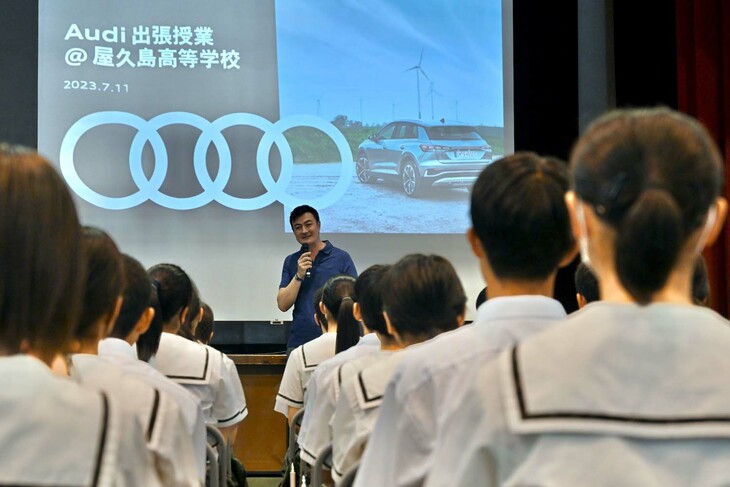 屋久島高校の生徒を前に、出張授業を行うマティアス・シェーパース氏。生徒からは「リーダーとしての条件は？」「電気自動車が100%になるのはいつ頃か」などの質問が発せられた。