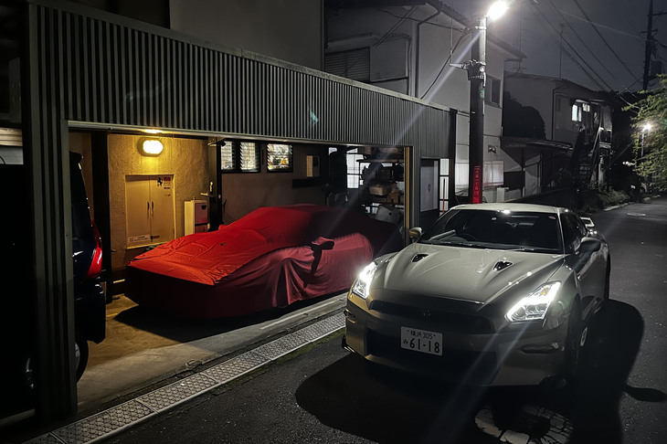 自宅前で、私の愛車“黒まむしスッポン丸”こと1989年モデルの「フェラーリ328GTS」と「GT-RプレミアムエディションT-spec」の2ショット。GT-Rの到着時には、かすかな排気音が聞こえた。
