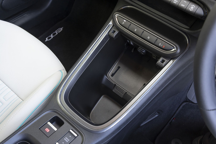 プッシュボタン式シフトセレクターの下にはスマートフォンのワイヤレス充電器付きの大型収納スペースを装備。アクセサリーでふたが用意されているが、1万7600円と値が張る。