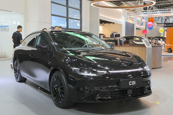 ステランティスとの資本提携発表の前夜である2023年9月、リープモーターはミュンヘンIAAに出展した。「C01」は4ドアセダンで、2022年の発売当初はEVのみだったが、のちにプラグインハイブリッド版も追加された。